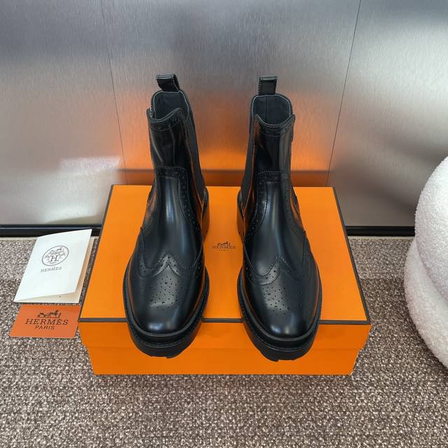 爱马仕 Hermes 2024秋冬新款 Findlay 布洛克雕花切尔西女靴 H家厚底圆头时尚气质一脚蹬机车及裸短靴 材质：进口开边珠小牛皮+水染牛皮内里+原版